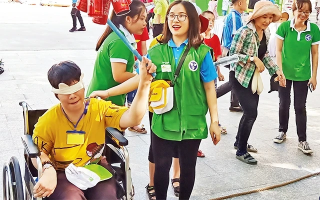  Đoàn viên, thanh niên, sinh viên cùng người khuyết tật trong một hoạt động xã hội tại Khu du lịch văn hóa Suối Tiên. 