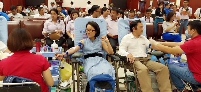 Cán bộ, công nhân viên chức ngành điện TP Hồ Chí Minh hiến máu nhân đạo.