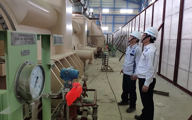 Các kỹ sư Ban Quản lý dự án Điện lực dầu khí Thái Bình 2 kiểm tra lắp đặt hệ thống tua-bin Nhà máy nhiệt điện Thái Bình 2.