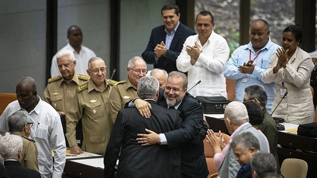 Các nhà lãnh đạo Cuba chúc mừng tân Thủ tướng Manuel Marrero Cruz (giữa) được Quốc hội bầu. Ảnh: CNN