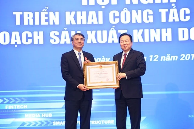 Chủ tịch Ủy ban Quản lý vốn Nhà nước tại doanh nghiệp Nguyễn Hoàng Anh trao tặng Huân chương Lao động hạng Nhất nguyên Chủ tịch HĐTV Tập đoàn VNPT Trần Mạnh Hùng.