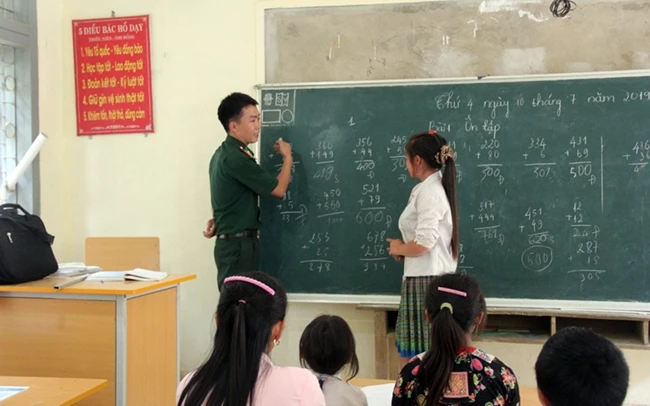 Lớp học xóa mù chữ của Trung úy Vàng Lao Lừ tại bản Nong Phụ, huyện Sốp Cộp (Sơn La). (Ảnh nhân vật cung cấp)