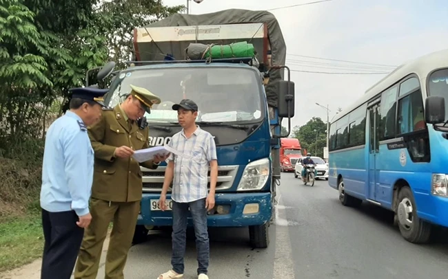 Cán bộ Trạm kiểm soát Liên hợp Dốc Quýt (Lạng Sơn) kiểm tra xe qua trạm.