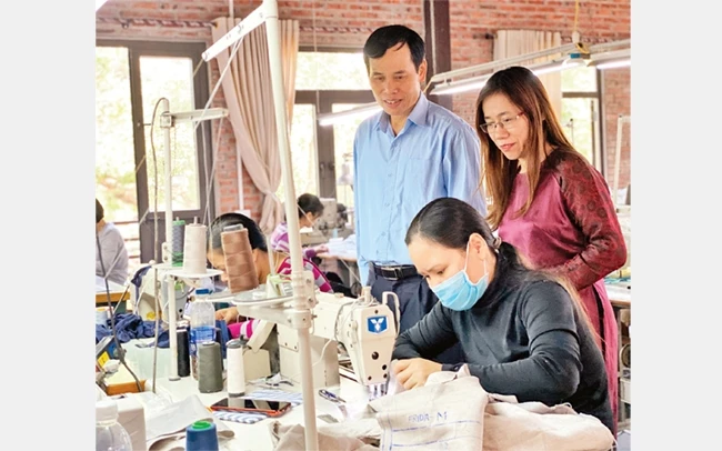 Chế tạo các sản phẩm thêu ren tại một cơ sở của tỉnh Ninh Bình.