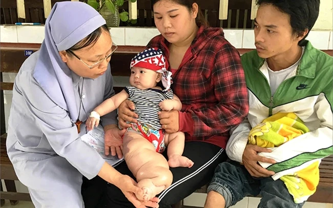 Các bệnh nhân nghèo khám bệnh tại Phòng khám từ thiện Kim Long (TP Huế).