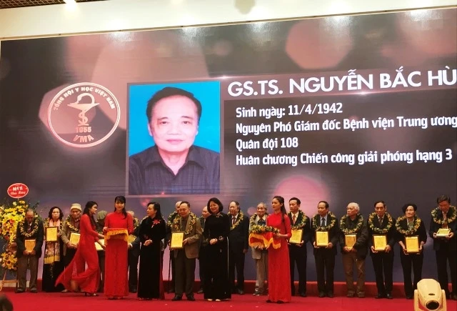 Phó Chủ tịch nước Đặng Thị Ngọc Thịnh trao Danh hiệu Trí thức tiêu biểu của THYH Việt Nam lần thứ nhất, năm 2019.