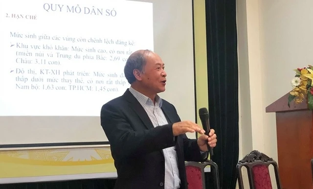 Ông Nguyễn Văn Tân cung cấp thông tin tại hội nghị. 