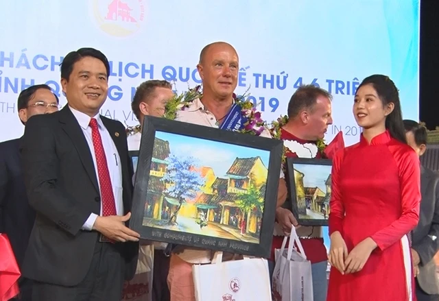 Lãnh đạo tỉnh Quảng Nam tặng hoa và quà lưu niệm cho vị khách quốc tế thứ 4,6 triệu.