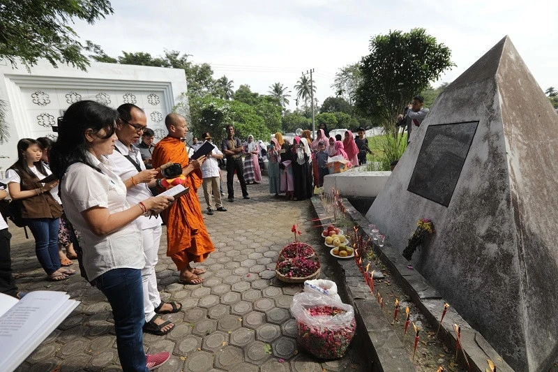 Người dân Aceh tưởng niệm những người thiệt mạng trong trận sóng thần 2004 tại nghĩa trang tỉnh Aceh ngày 25-12 (Ảnh: JakartaPost)