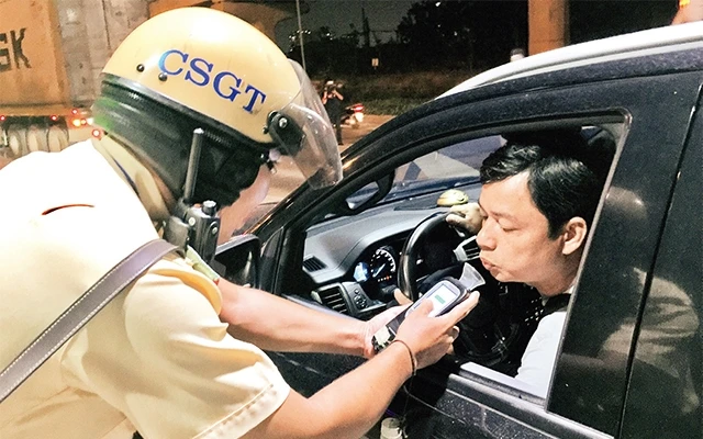 Ðội Cảnh sát giao thông Rạch Chiếc kiểm tra nồng độ cồn của người điều khiển phương tiện ô-tô tại xa lộ Hà Nội.