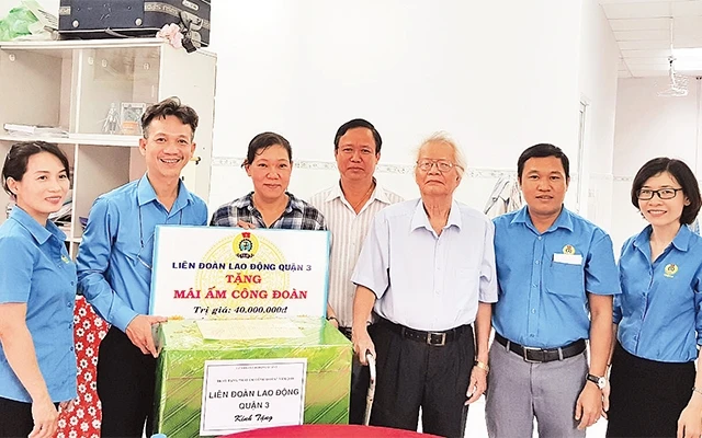 Liên đoàn Lao động quận 3 và công đoàn cơ sở trao mái ấm công đoàn tặng chị Nguyễn Thị Khánh Linh, nhân viên Công ty TNHH một thành viên Dịch vụ công ích quận 3.