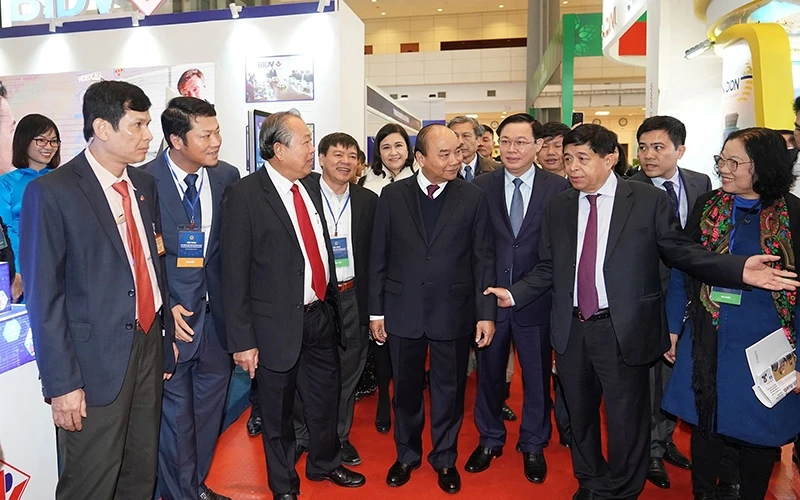 Thủ tướng Nguyễn Xuân Phúc gặp gỡ doanh nghiệp bên lề Hội nghị Thủ tướng Chính phủ với doanh nghiệp năm 2019. Ảnh: Quang Hiếu 