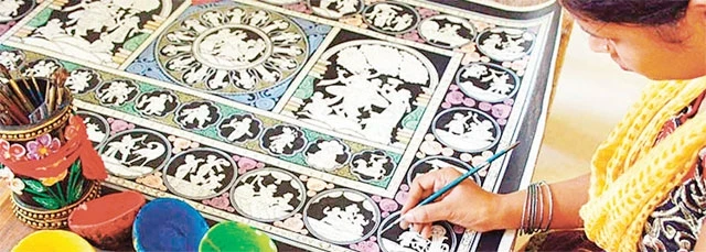 Một họa sĩ đang hoàn thành bức pattachitra.
