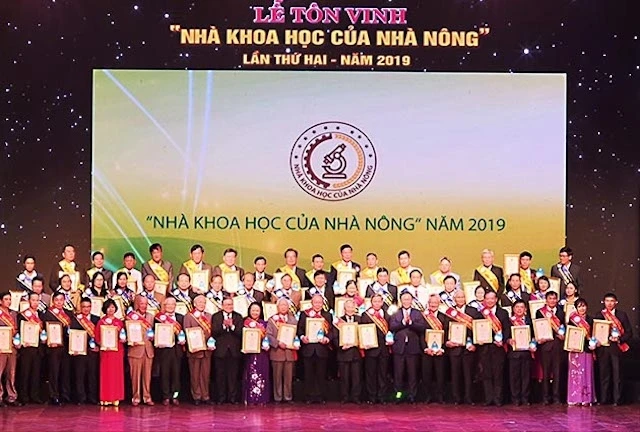 Các đồng chí Lãnh đạo Đảng, Nhà nước cùng 62 "Nhà khoa học của nhà nông" năm 2019 tại chương trình.