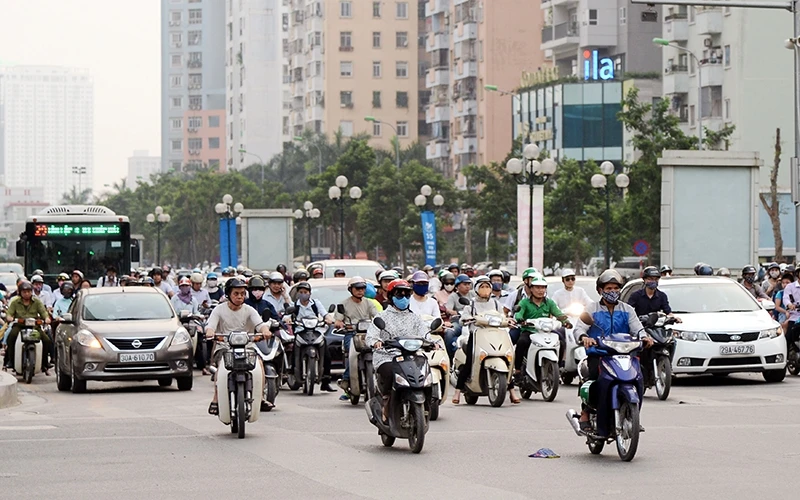Số lượng phương tiện giao thông tăng nhanh là một trong những nguyên nhân gây ra bụi mịn và ô nhiễm không khí tại Hà Nội. Ảnh: MỸ HÀ