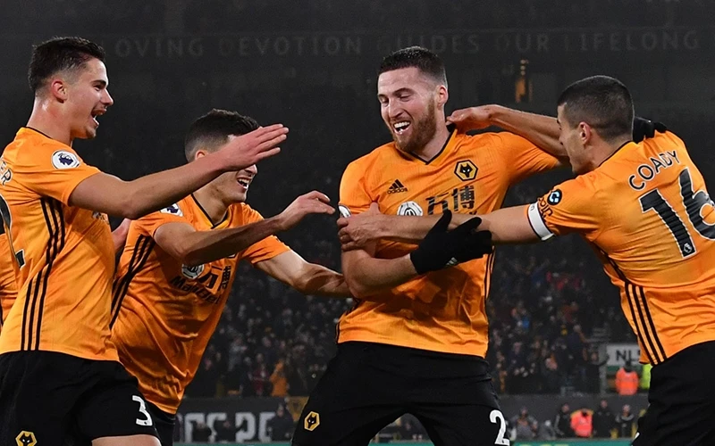 Các cầu thủ Wolverhampton mừng trận thắng kịch tính Man City 3-2.