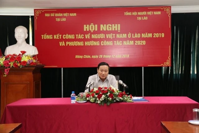 Đại sứ Việt Nam tại Lào Nguyễn Bá Hùng thông báo tình hình phát triển kinh tế, xã hội đất nước tại hội nghị.
