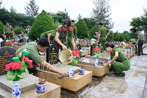 Đoàn viên, thanh niên vệ sinh các phần mộ tại Nghĩa trang Liệt sĩ tỉnh Lai Châu. Ảnh: Báo Lai Châu