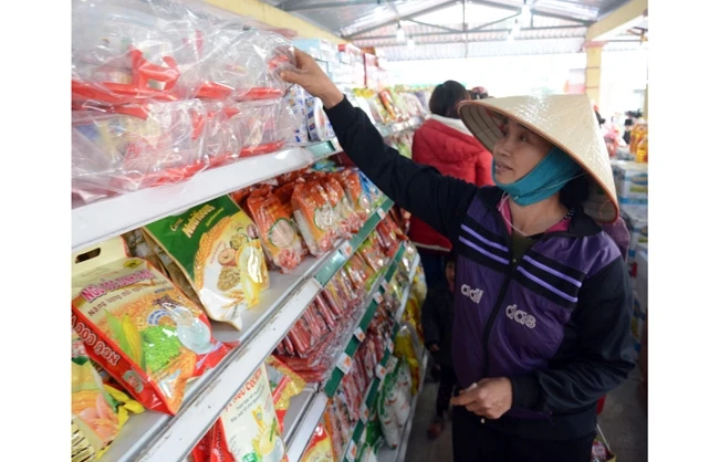 Người tiêu dùng mua hàng bình ổn giá tại Phiên chợ hàng Việt ở huyện Ứng Hòa, Hà Nội. Ảnh: MINH HÀ