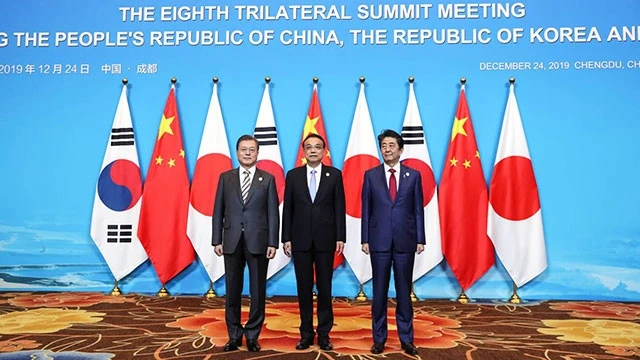 Các nhà lãnh đạo Hàn Quốc, Trung Quốc và Nhật Bản tại Hội nghị cấp cao ba nước. Ảnh: CHINA DAILY