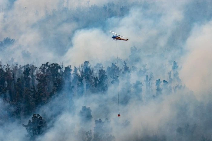 Lực lượng cứu hỏa sử dụng trực thăng để đối phó với một số đám cháy ở Gippsland (Ảnh: ABCNEWs)