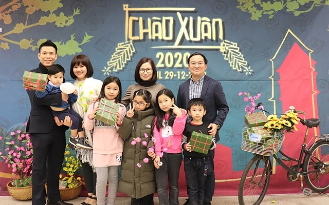 : Chương trình là dịp để các gia đình Việt Nam tại Seoul, Hàn Quốc tìm hiểu Tết truyền thống.