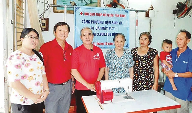 Hội Chữ thập đỏ quận Tân Bình tặng máy may cho hộ nghèo để làm phương tiện sinh kế tăng thu nhập cho gia đình.