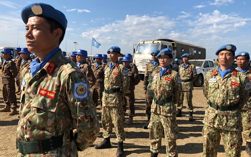 Các thành viên Bệnh viện dã chiến 2.1 tham dự lễ kỷ niệm Ngày Liên hợp quốc tại Bentiu, CH Nam Sudan. Ảnh: Mỹ Hạnh.