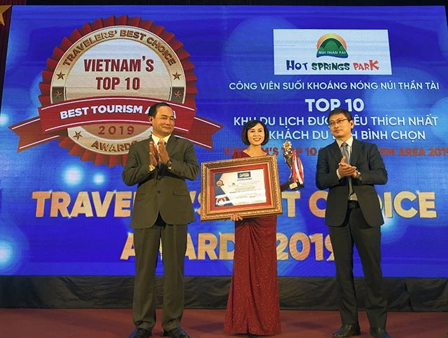 Bà Trần Thị Hương, đại diện Công viên suối khoáng nóng Núi Thần Tài nhận Bằng vinh danh điểm đến hấp dẫn, chất lượng và uy tín nhất.