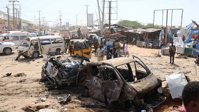 Hiện trường vụ đánh bom tại Thủ đô Mogadishu của Somalia. Ảnh: REUTERS