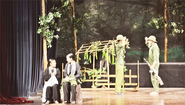 Cảnh trong vở diễn “Rặng trâm bầu”, sân khấu Trịnh Kim Chi, tạo ấn tượng tốt đẹp cho người xem.