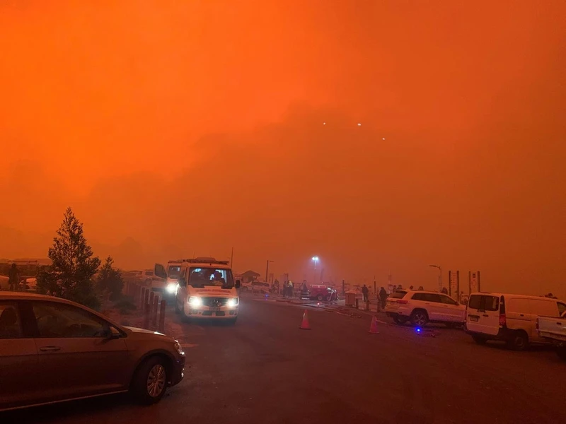 Bầu trời chuyển sang màu đỏ cam vì lửa cháy rừng ở thị trấn Mallacoota (Ảnh: REUTERS)