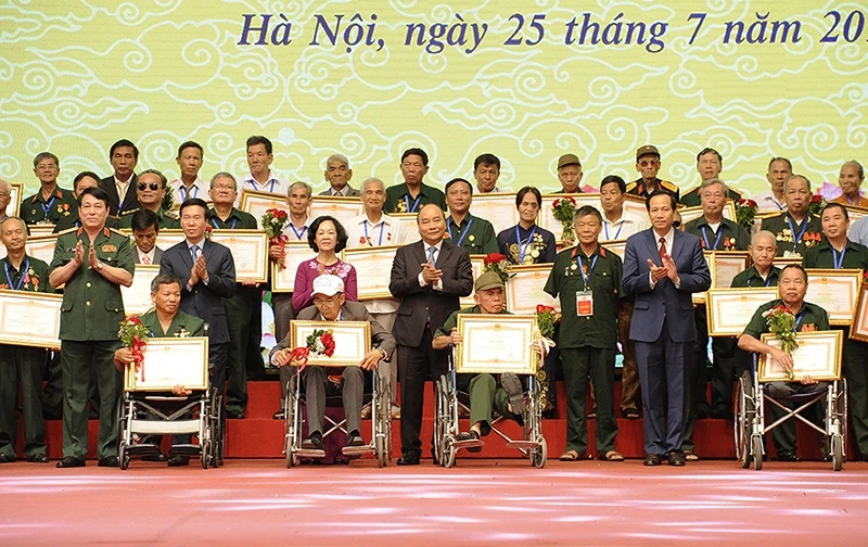 Thủ tướng Chính phủ Nguyễn Xuân Phúc trao quà tặng các đại biểu tại Hội nghị toàn quốc biểu dương 500 thương binh nặng, một trong những sự kiện tiêu biểu của lĩnh vực lao động - xã hội năm 2019 