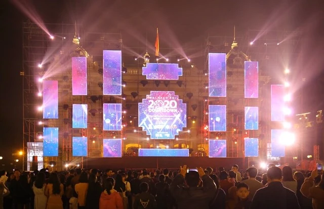 Sân khấu chào đón năm mới 2020 tại khu vực Nhà Hát Lớn, Hà Nội. (Ảnh: DUY LINH)