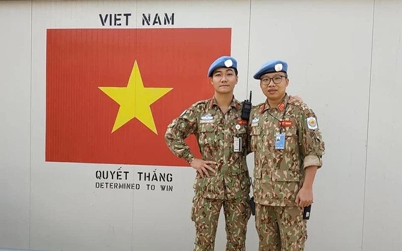 Đại úy Nguyễn Hồng Hải (bên phải), Điều dưỡng Trưởng Bệnh viện dã chiến 2.1, cùng đồng đội chụp ảnh bên ngoài bệnh viện. Ảnh: Mỹ Hạnh.