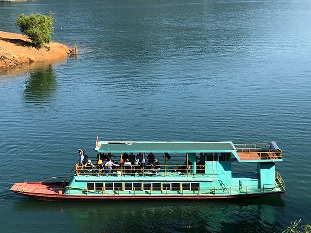 Du khách nước ngoài đi du thuyền trên sông Đà.