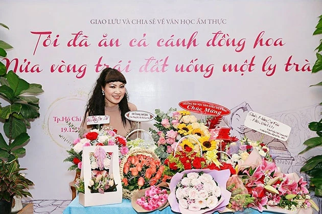 Nhà văn Di Li trong buổi ra mắt bộ đôi sách ẩm thực tại thành phố Hồ Chí Minh.