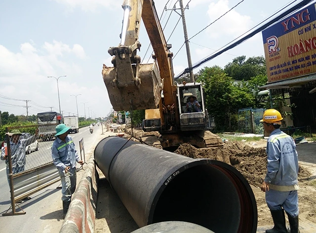 Chương trình kích cầu đầu tư đã giúp TP Hồ Chí Minh phát triển nhanh mạng lưới cấp nước. Trong ảnh: Thi công tuyến ống cấp nước cấp 2 đưa nước về huyện Củ Chi.
