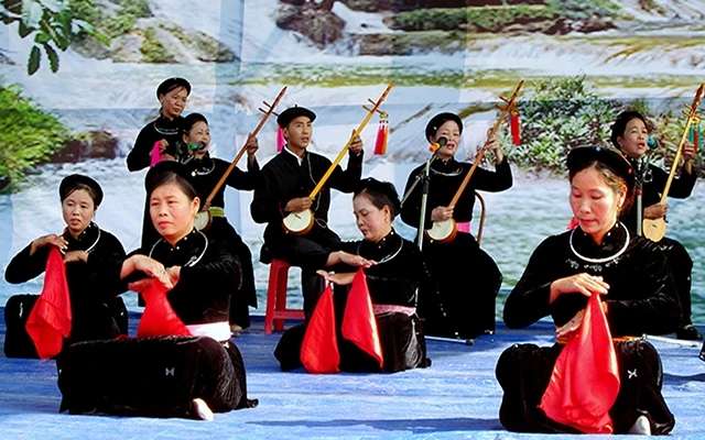 Biểu diễn hát Then, đàn Tính tại xã Trung Hà, huyện Chiêm Hóa (Tuyên Quang). Ảnh: HOÀNG MINH