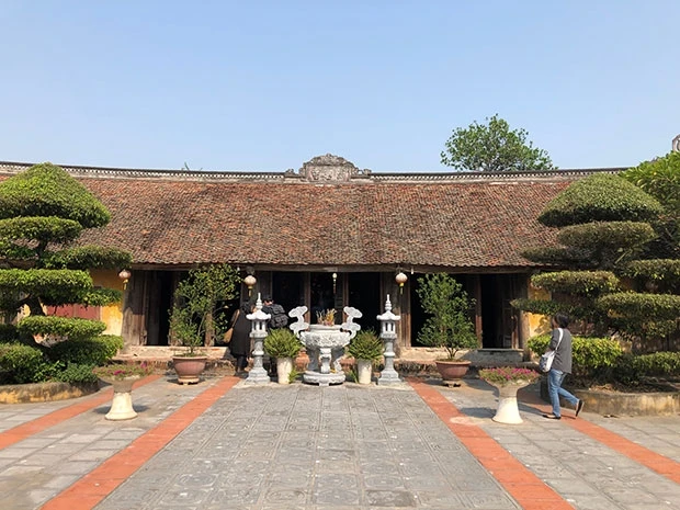 Sân chùa Thái Lạc.