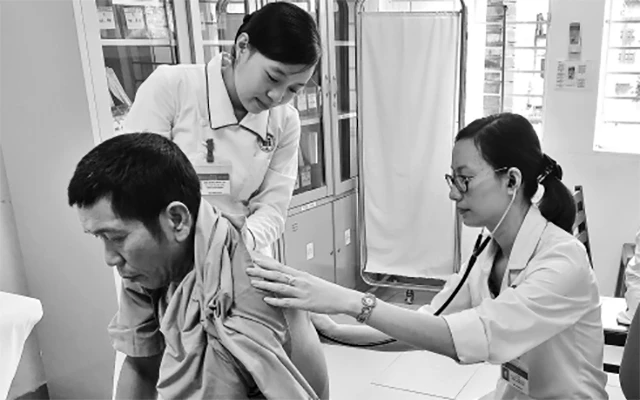 Khám bệnh cho người dân tại Bệnh viện Việt Nam - Thụy Điển Uông Bí.