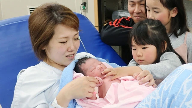 Nam giới Nhật Bản được khuyến khích nghỉ phép chăm con sơ sinh. Ảnh: AFP
