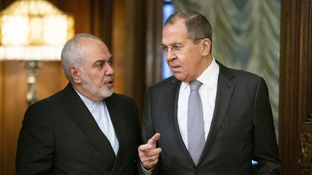 Hai Bộ trưởng Ngoại giao Iran và Nga (trái sang) gặp gỡ tại Thủ đô Moscow. Ảnh: AP