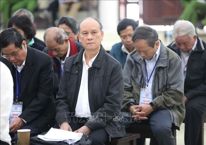 Bị cáo Trần Văn Minh (ngồi giữa) và đồng phạm tại phiên tòa. Ảnh: TTXVN