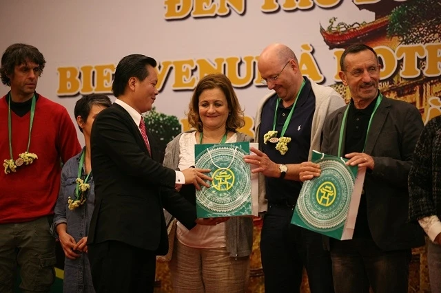 Lãnh đạo Sở Du lịch Hà Nội tặng quà cho những vị khách quốc tế đầu tiên đến Hà Nội trong năm 2020.