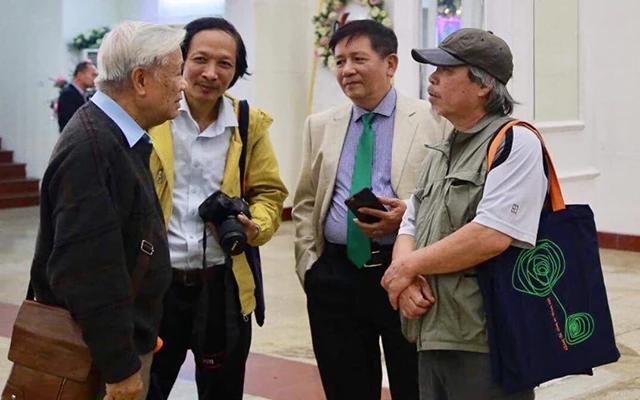 Các nhà văn trao đổi bên lề Lễ trao giải thưởng Hội Nhà văn Hà Nội.