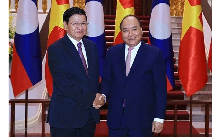 Thủ tướng Nguyễn Xuân Phúc và Thủ tướng Lào Thongloun Sisoulith. Ảnh: TTXVN.
