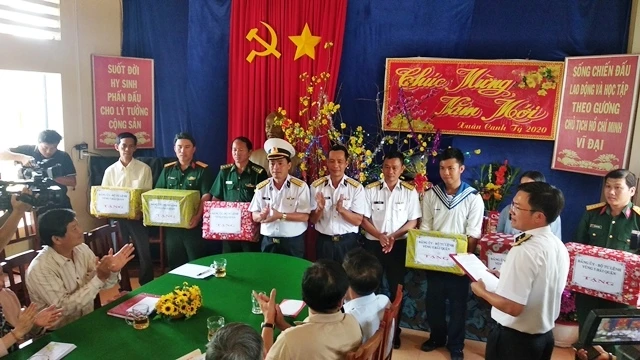 Đại tá Lê Xuân Phong, Phó Chính ủy, Bộ Tư lệnh vùng 5 Hải quân, trao quà cho các đơn vị đóng trên đảo Hòn Đốc.