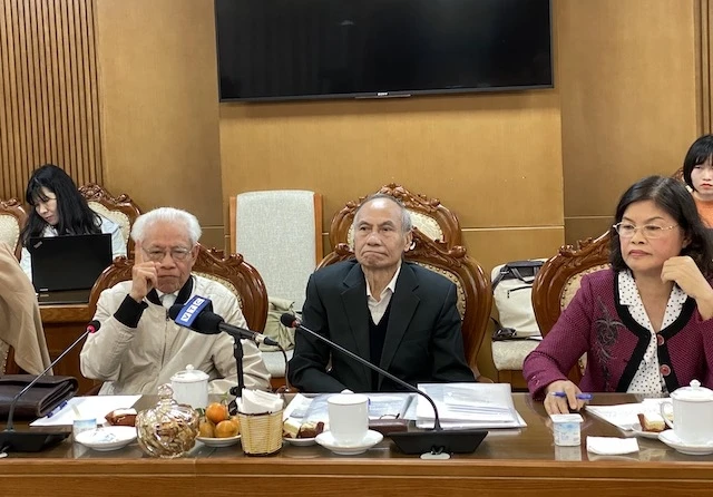 GS,TSKH Hồ Ngọc Đại (đầu tiên bên trái ảnh) và PGS,TS Nguyễn Kế Hào (thứ hai từ trái sang) tại buổi đối thoại 