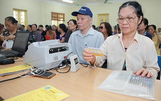 Chi trả lương hưu qua bưu điện (Ảnh minh họa: VNPost).